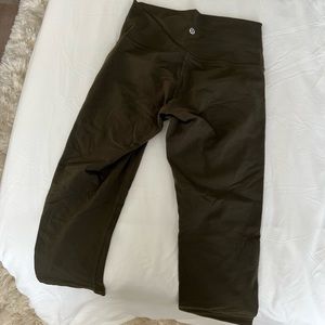 Dark Green Cropped Lululemon Knee Length Leggings size 6